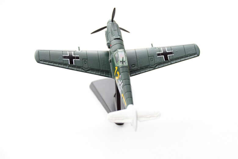 out of print 1 / 100 German bf-109e fighter The fuselage length is 11cm Alloy aircraft model