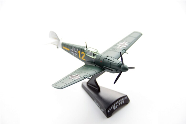 out of print 1 / 100 German bf-109e fighter The fuselage length is 11cm Alloy aircraft model