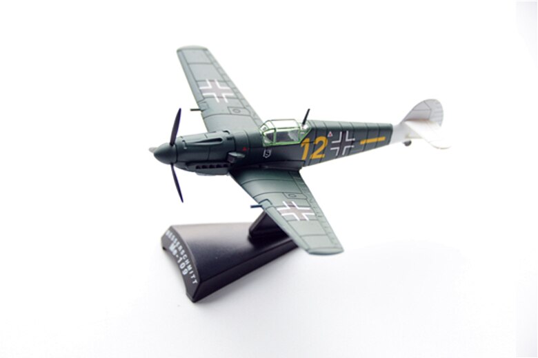 out of print 1 / 100 German bf-109e fighter The fuselage length is 11cm Alloy aircraft model