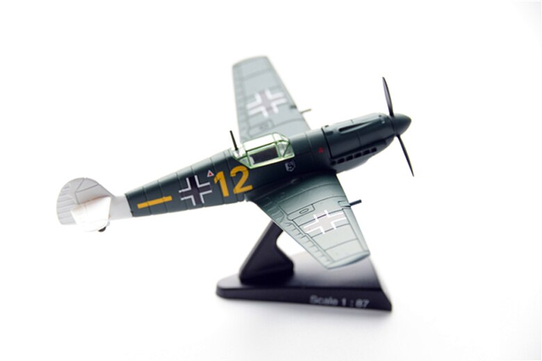 out of print 1 / 100 German bf-109e fighter The fuselage length is 11cm Alloy aircraft model