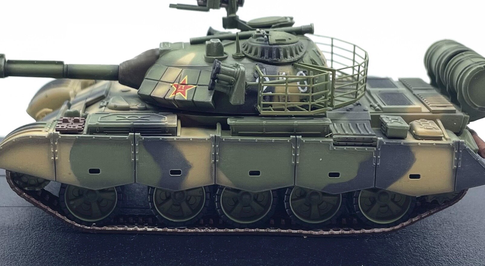 1: 72 China 59D MBT main battle tank model Jungle camouflage Simulated finished decoration 1: 72 China 59D MBT main battle tank model Jungle camouflage Simulated finished decoration