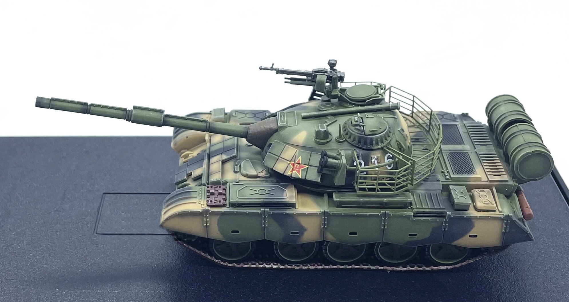 1: 72 China 59D MBT main battle tank model Jungle camouflage Simulated finished decoration 1: 72 China 59D MBT main battle tank model Jungle camouflage Simulated finished decoration