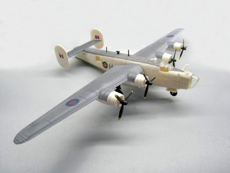 1 / 144 World War II American B-24 liberators heavy bomber Alloy aircraft model 1 / 144 World War II American B-24 liberators heavy bomber Alloy aircraft model