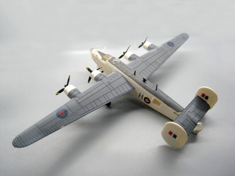 1 / 144 World War II American B-24 liberators heavy bomber Alloy aircraft model 1 / 144 World War II American B-24 liberators heavy bomber Alloy aircraft model