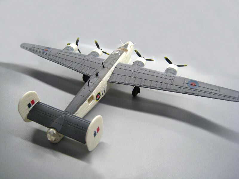 1 / 144 World War II American B-24 liberators heavy bomber Alloy aircraft model 1 / 144 World War II American B-24 liberators heavy bomber Alloy aircraft model