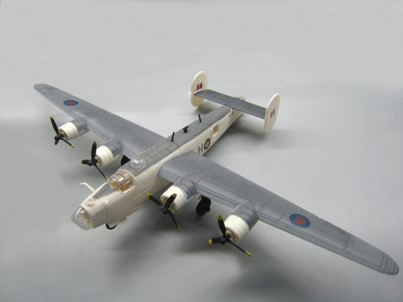 1 / 144 World War II American B-24 liberators heavy bomber Alloy aircraft model 1 / 144 World War II American B-24 liberators heavy bomber Alloy aircraft model