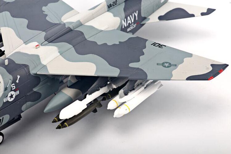 Fine 1 / 72 US Navy a-7e A7 fighter Operation Mantis Alloy collection model