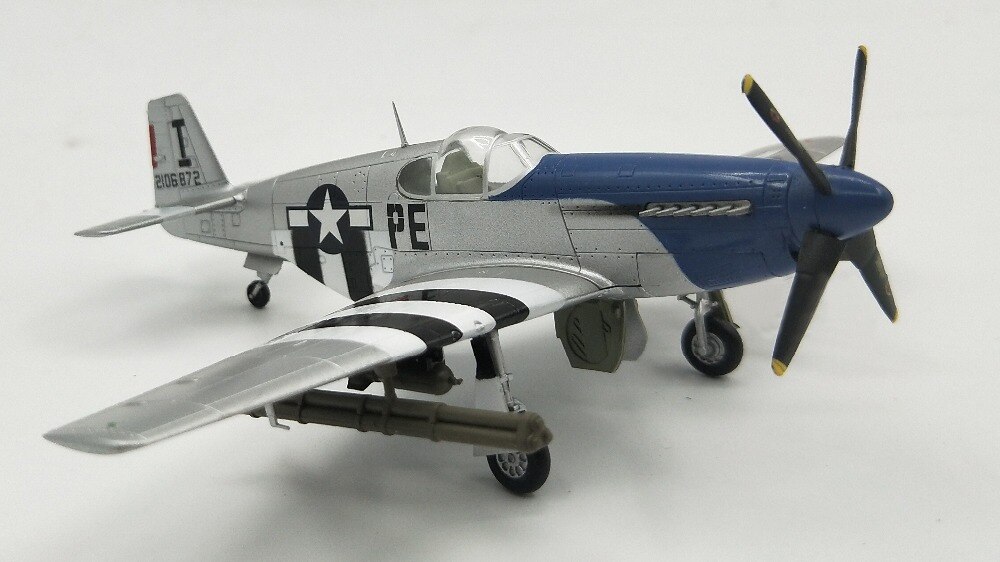 1:72 U.S. P-51B fighter model in World War II Trumpeter 36355 Collection model