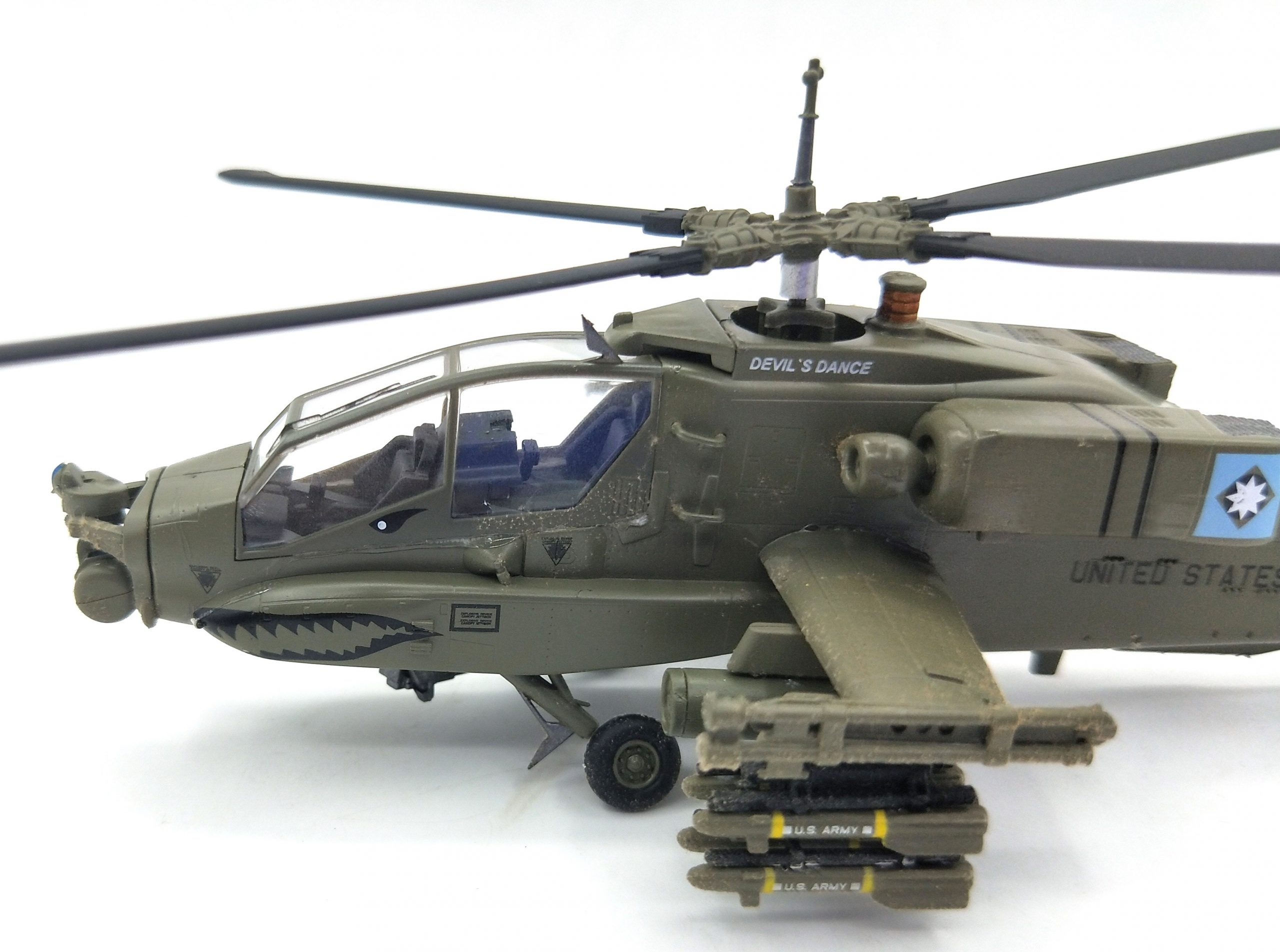 1:72 American AH-64A armed helicopter Static simulation model 37029 1:72 American AH-64A armed helicopter Static simulation model 37029