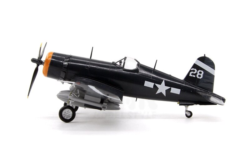 1 / 72 World War II US Navy f4u-1d fighter Cv-19 Hancock 1945 Finished product model 37232
