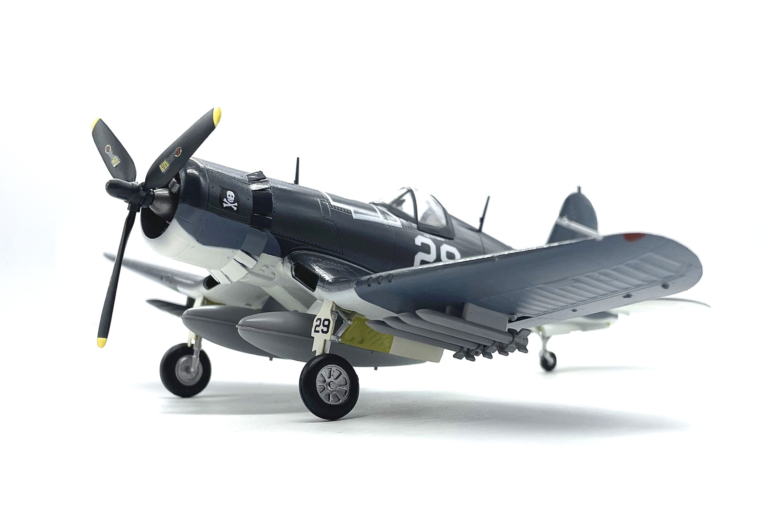 1:72 World War II US f4u-1 fighter Carrier based aircraft model Trumpeter 37231 1:72 World War II US f4u-1 fighter Carrier based aircraft model Trumpeter 37231