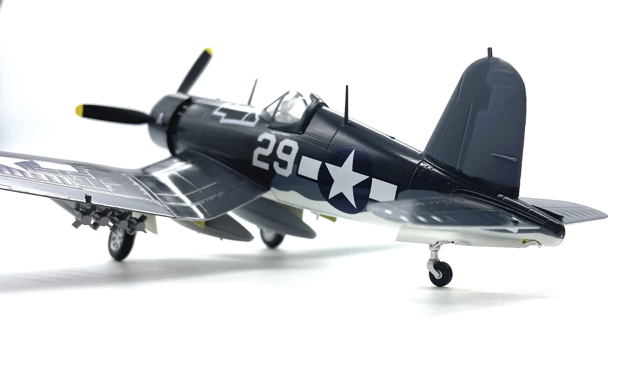 1:72 World War II US f4u-1 fighter Carrier based aircraft model Trumpeter 37231 1:72 World War II US f4u-1 fighter Carrier based aircraft model Trumpeter 37231