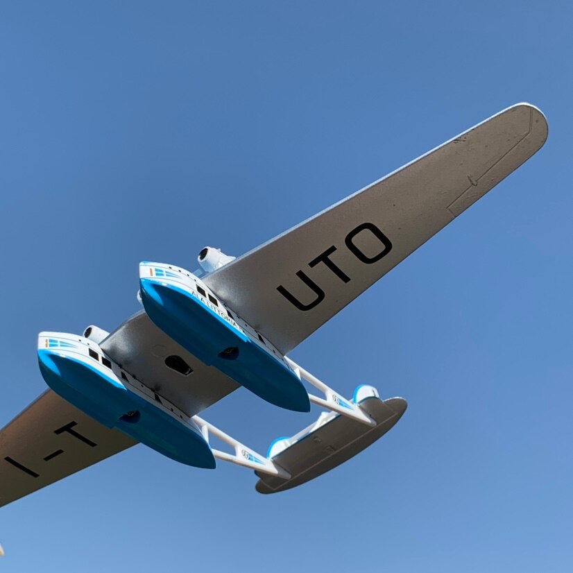 Rare Italian 1:200 s.66 propeller catamaran seaplane model Alloy finished product collection model