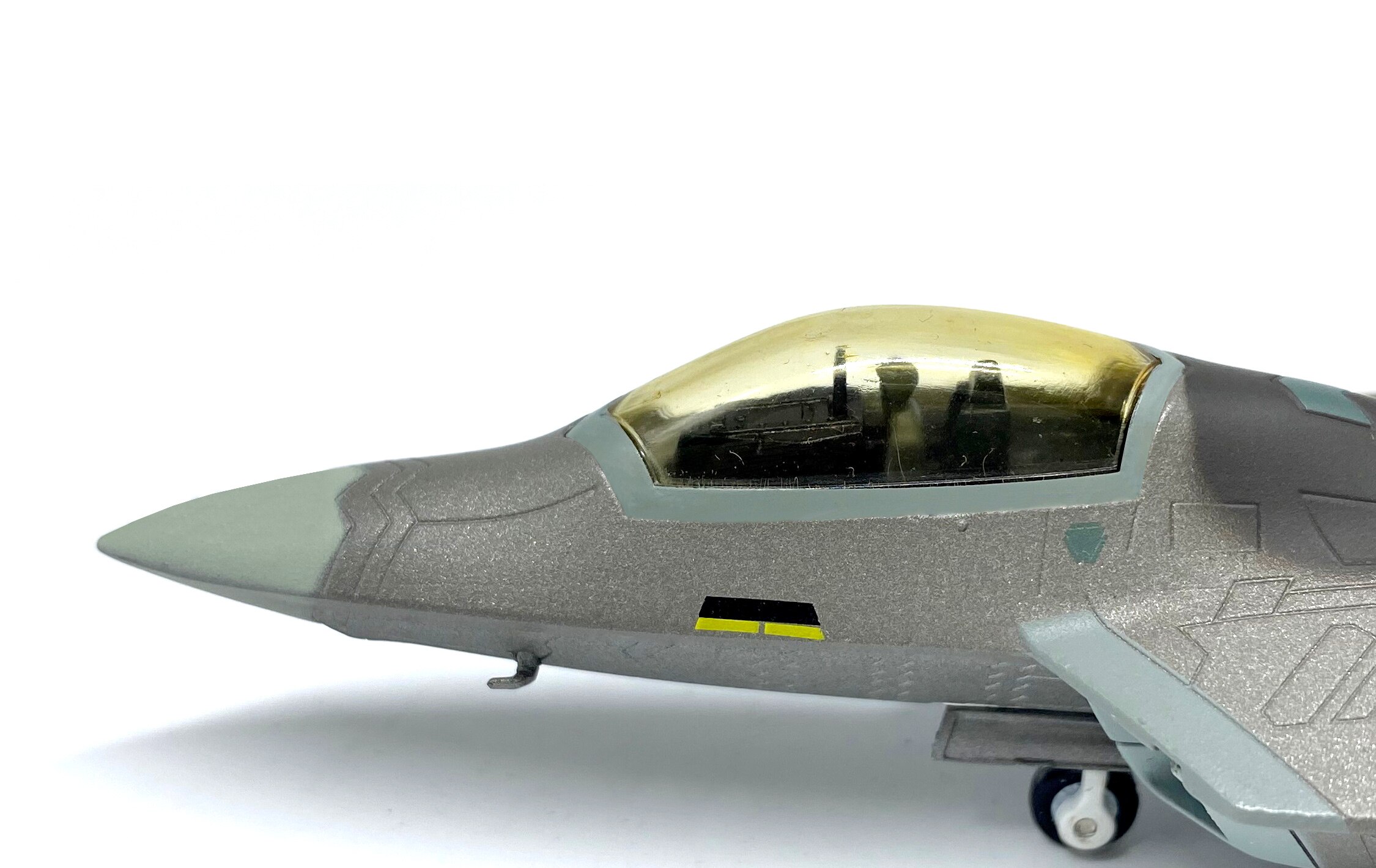 1: 100 USAF F22 stealth fighter Bomb hanging mode Alloy aircraft model 1: 100 USAF F22 stealth fighter Bomb hanging mode Alloy aircraft model