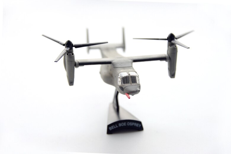 out of print 1 / 150 US V22 tilt rotor aircraft The fuselage length is 12cm Alloy aircraft model