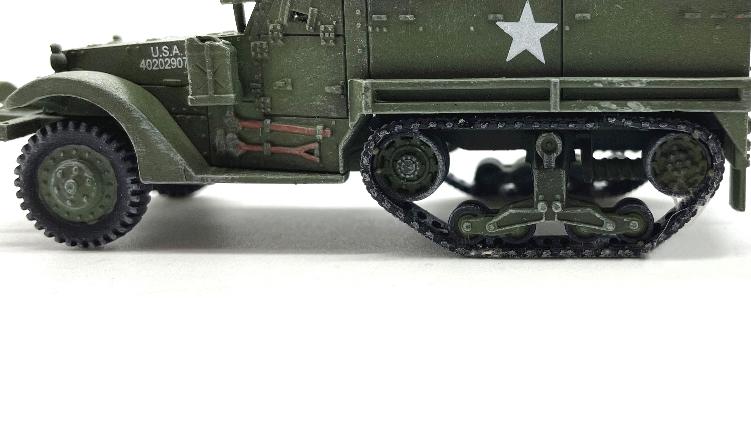 1: 72 World War II US m3 semi tracked armored vehicle Military truck model Soldier model finished product