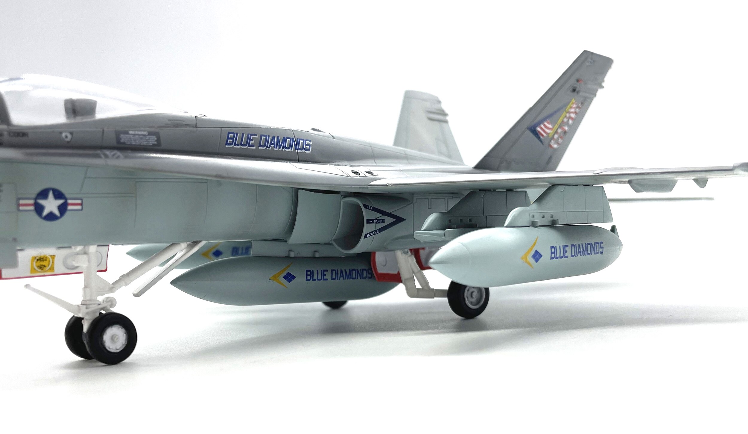 1: 72 American f / A-18C fighter model Simulation finished product model 37118 1: 72 American f / A-18C fighter model Simulation finished product model 37118