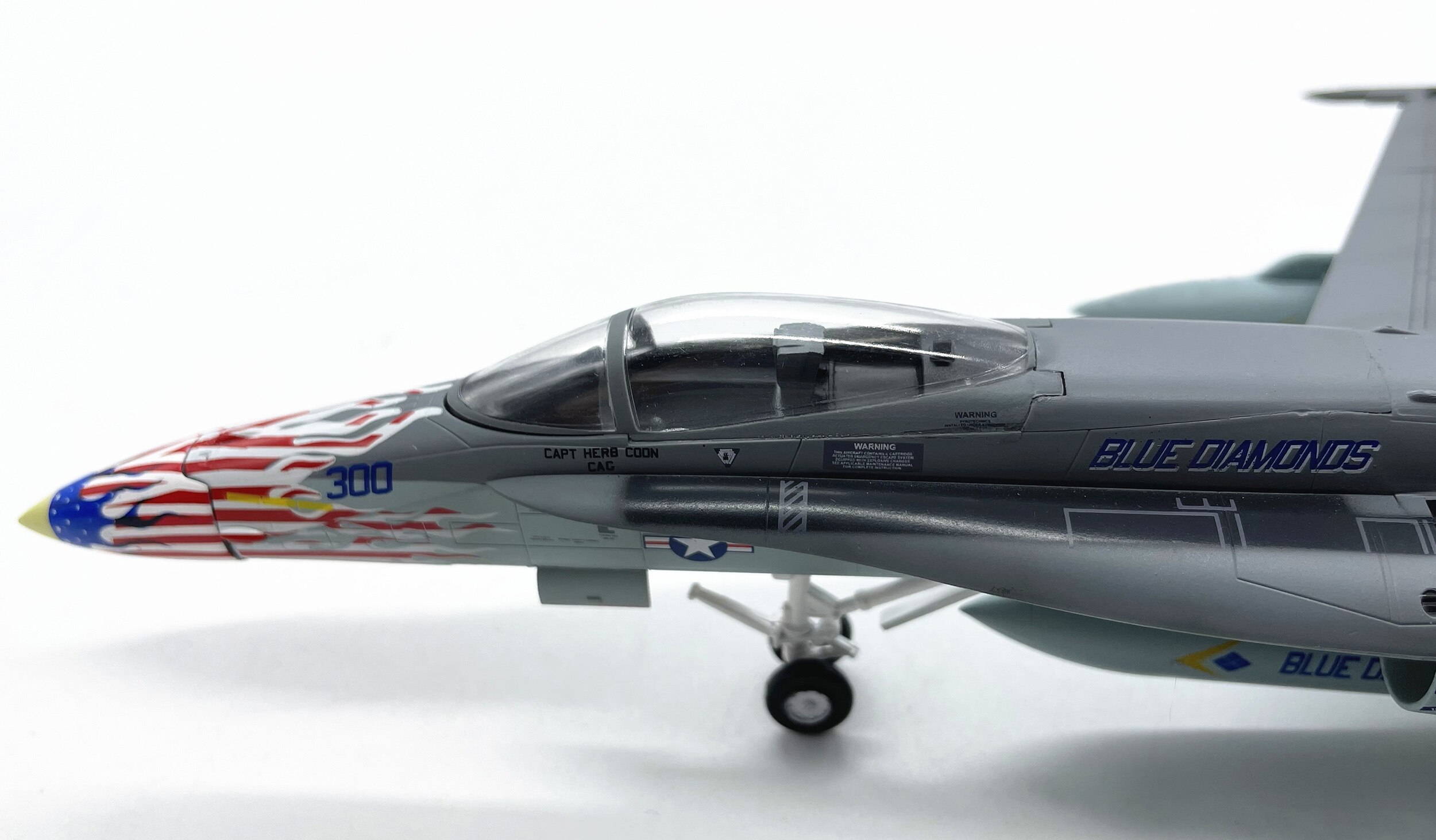 1: 72 American f / A-18C fighter model Simulation finished product model 37118 1: 72 American f / A-18C fighter model Simulation finished product model 37118