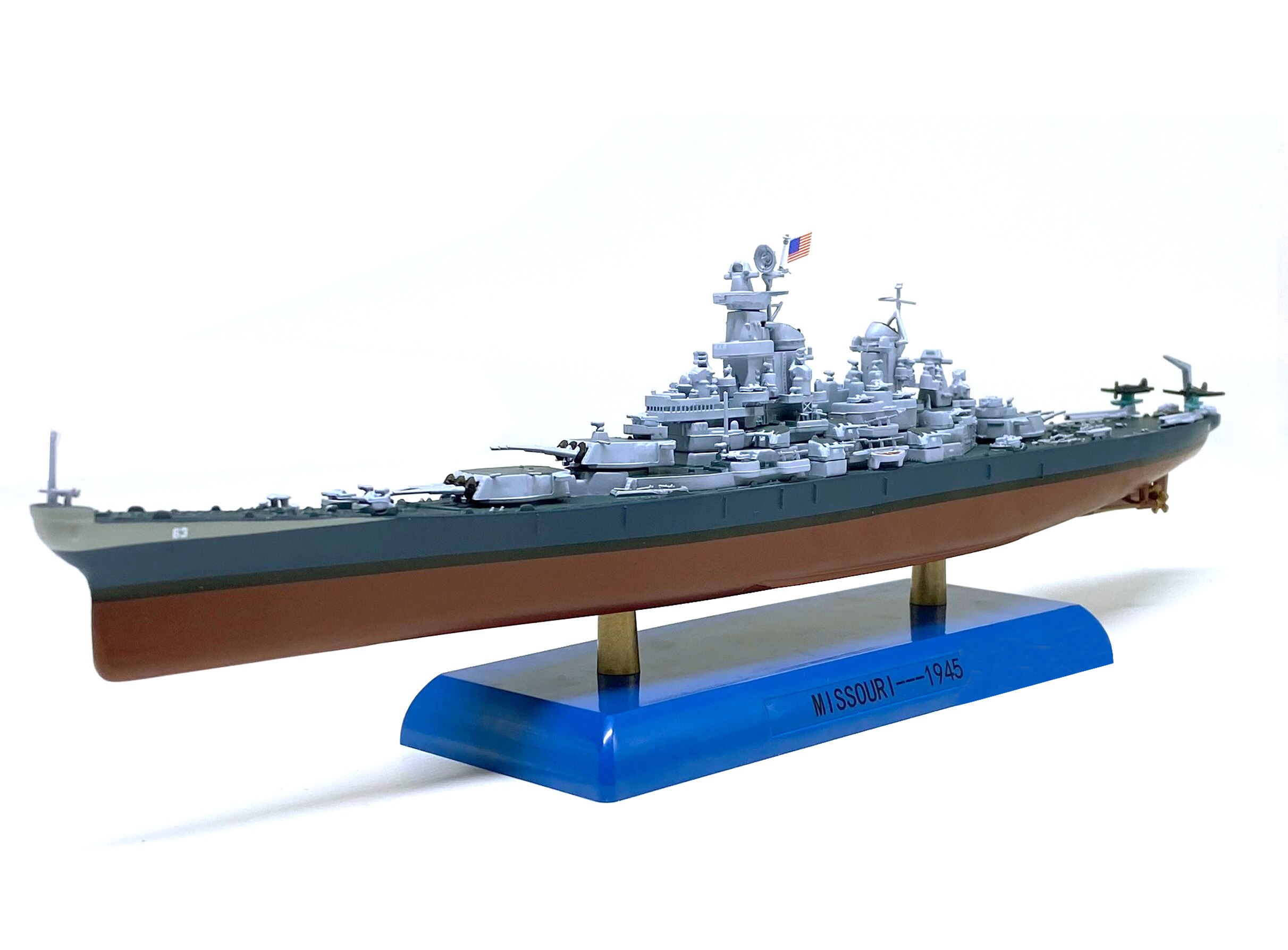 1:1000 World War II US battleship BB-63 Missouri Alloy hull Finished product of static simulation model 1:1000 World War II US battleship BB-63 Missouri Alloy hull Finished product of static simulation model