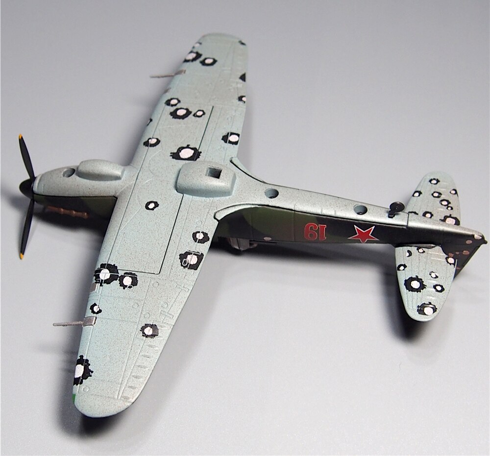 1 / 72 World War II Soviet IL2 fighter model Battle damage effect Alloy collection model 1 / 72 World War II Soviet IL2 fighter model Battle damage effect Alloy collection model