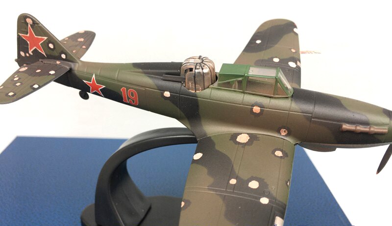 1 / 72 World War II Soviet IL2 fighter model Battle damage effect Alloy collection model 1 / 72 World War II Soviet IL2 fighter model Battle damage effect Alloy collection model