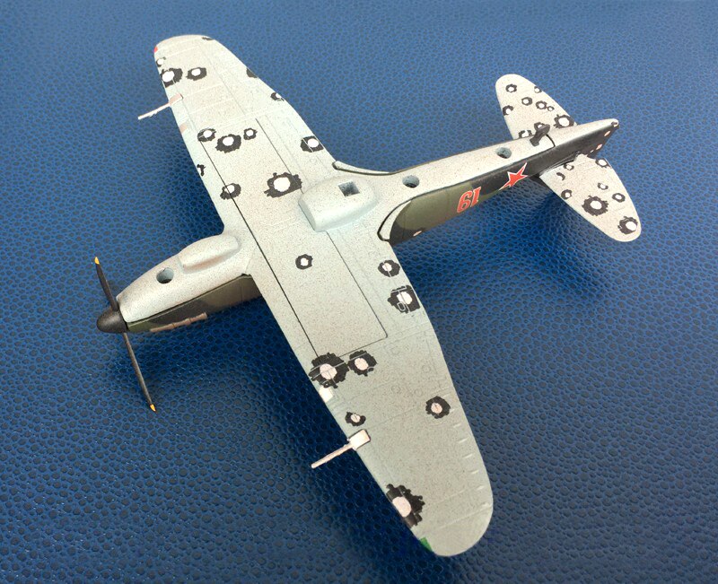 1 / 72 World War II Soviet IL2 fighter model Battle damage effect Alloy collection model 1 / 72 World War II Soviet IL2 fighter model Battle damage effect Alloy collection model