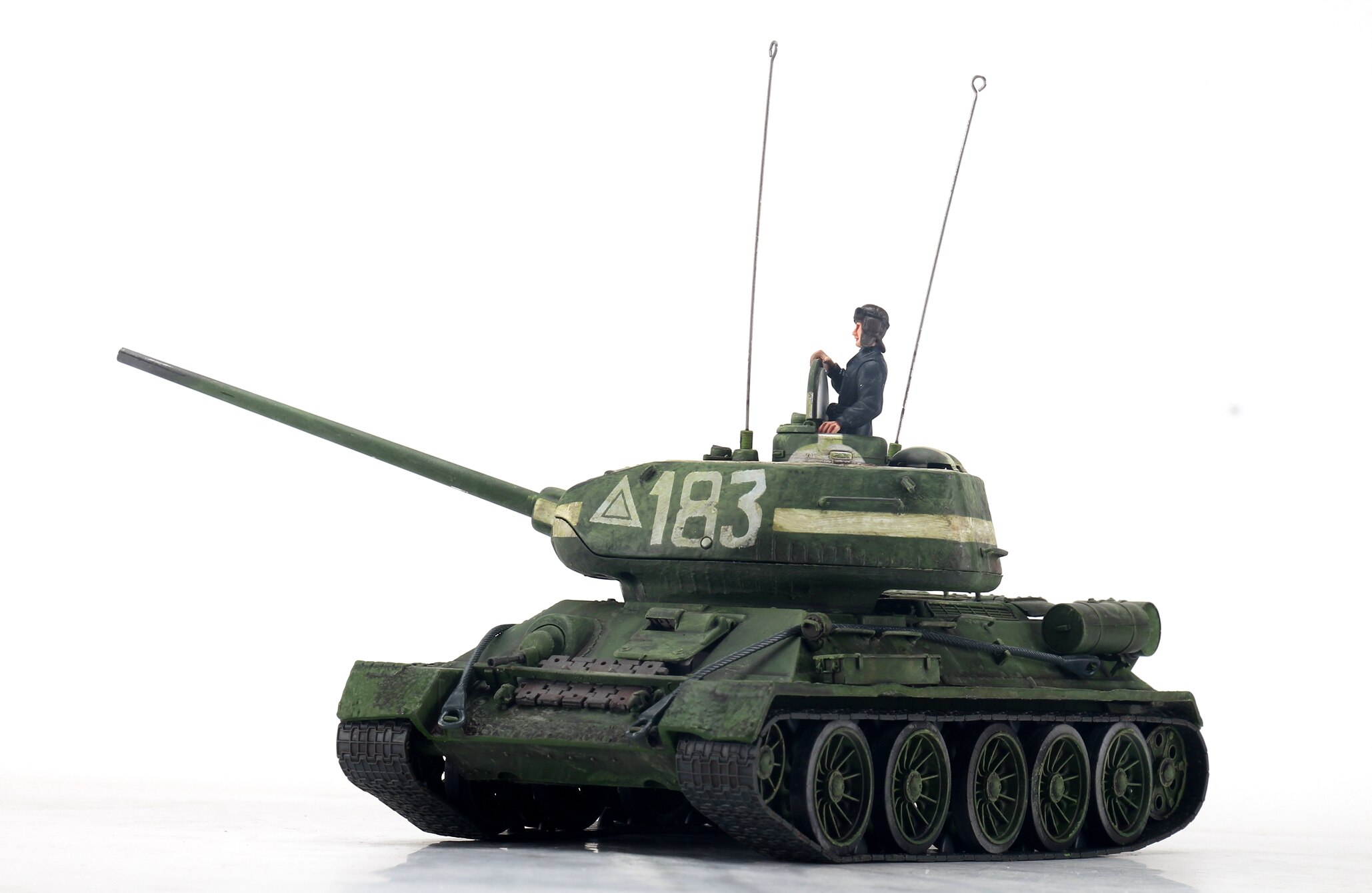 Rare 1 / 32 World War II Soviet T-34 / 85 medium tank Battle of Berlin Old version Finished product collection model Rare 1 / 32 World War II Soviet T-34 / 85 medium tank Battle of Berlin Old version Finished product collection model