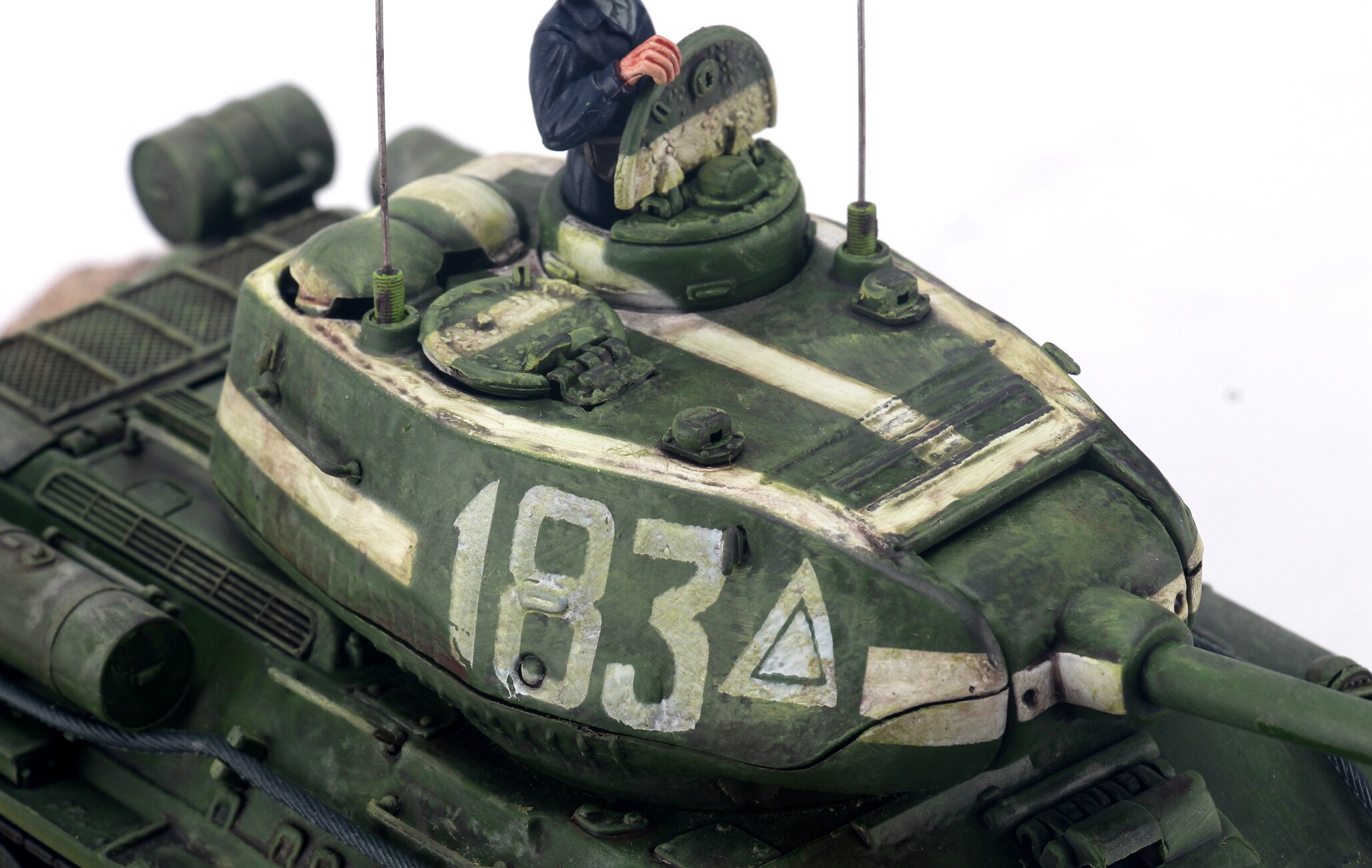 Rare 1 / 32 World War II Soviet T-34 / 85 medium tank Battle of Berlin Old version Finished product collection model Rare 1 / 32 World War II Soviet T-34 / 85 medium tank Battle of Berlin Old version Finished product collection model