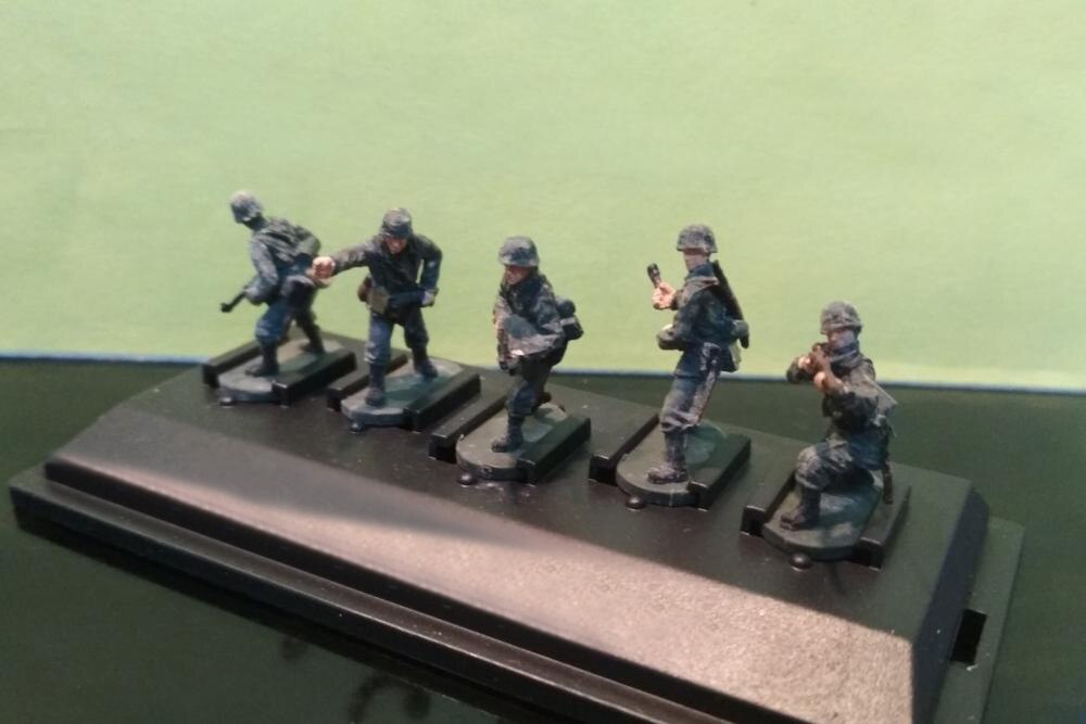 1/72 P803 German Five Soldier Finished coloured products Collocation tank model Military Scene Material