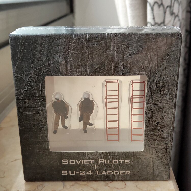 Rare 1/72 Soviet pilot and su24 ladder model Matching materials of fighter model sand table