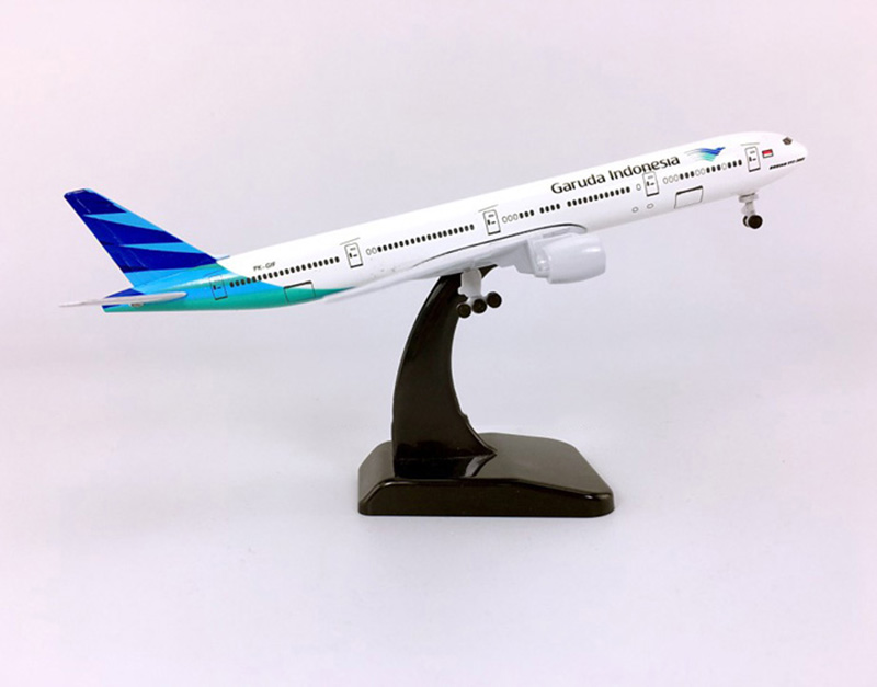 18CM 1:400 Boeing B777-300 model Garuda Indonesian Airlines alloy aircraft With wheels&base Diecast static plane collectibleGift