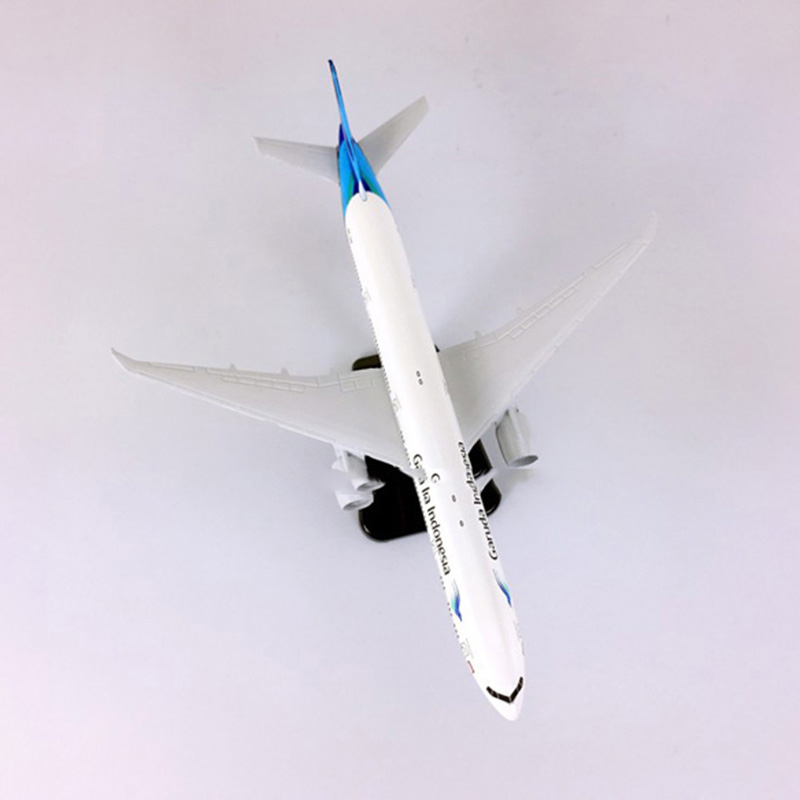 18CM 1:400 Boeing B777-300 model Garuda Indonesian Airlines alloy aircraft With wheels&base Diecast static plane collectibleGift