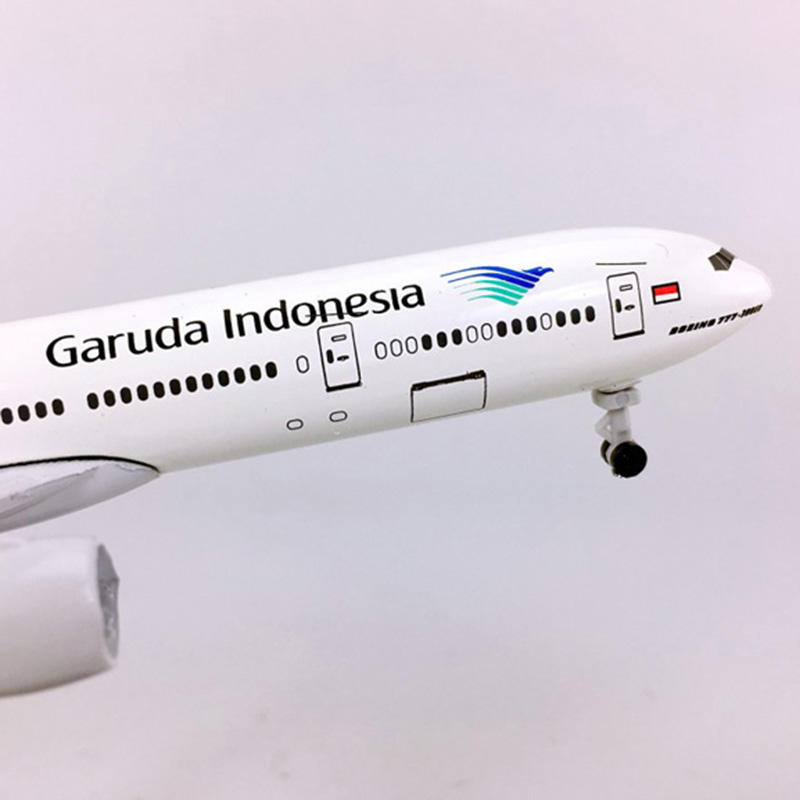 18CM 1:400 Boeing B777-300 model Garuda Indonesian Airlines alloy aircraft With wheels&base Diecast static plane collectibleGift