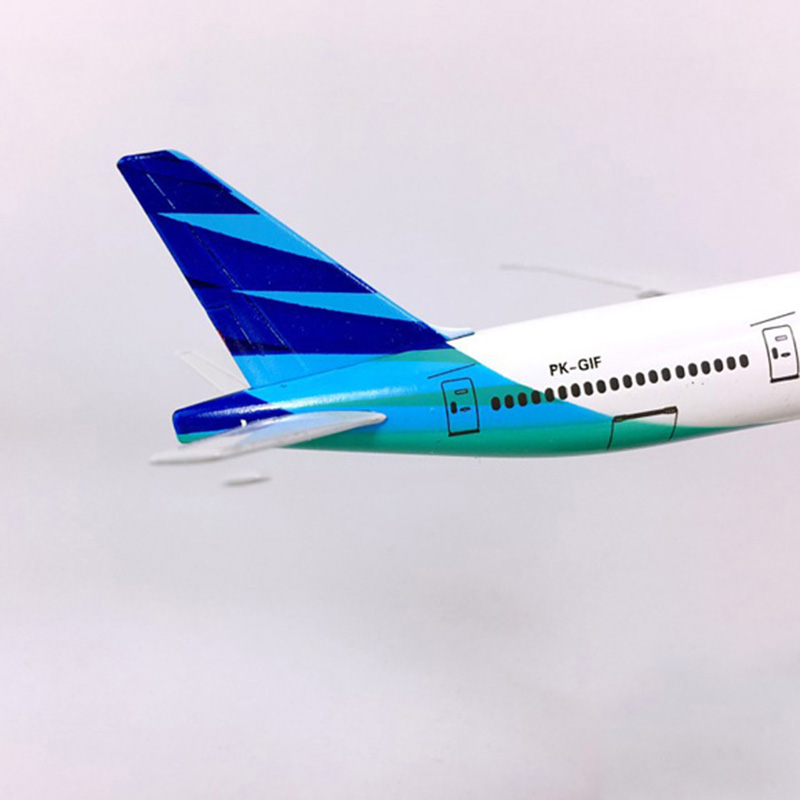 18CM 1:400 Boeing B777-300 model Garuda Indonesian Airlines alloy aircraft With wheels&base Diecast static plane collectibleGift