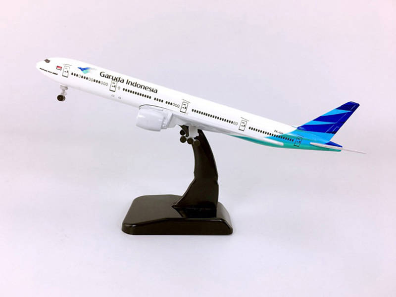18CM 1:400 Boeing B777-300 model Garuda Indonesian Airlines alloy aircraft With wheels&base Diecast static plane collectibleGift