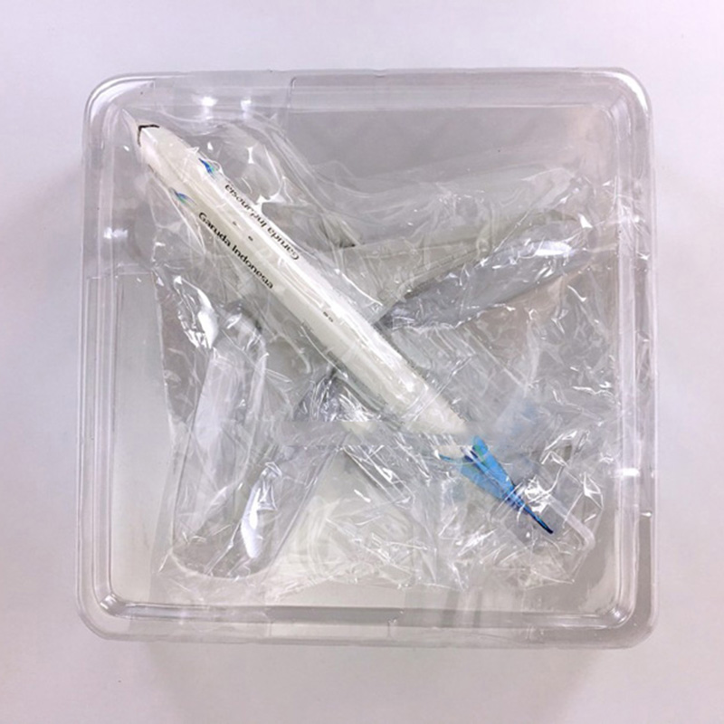 18CM 1:400 Boeing B777-300 model Garuda Indonesian Airlines alloy aircraft With wheels&base Diecast static plane collectibleGift