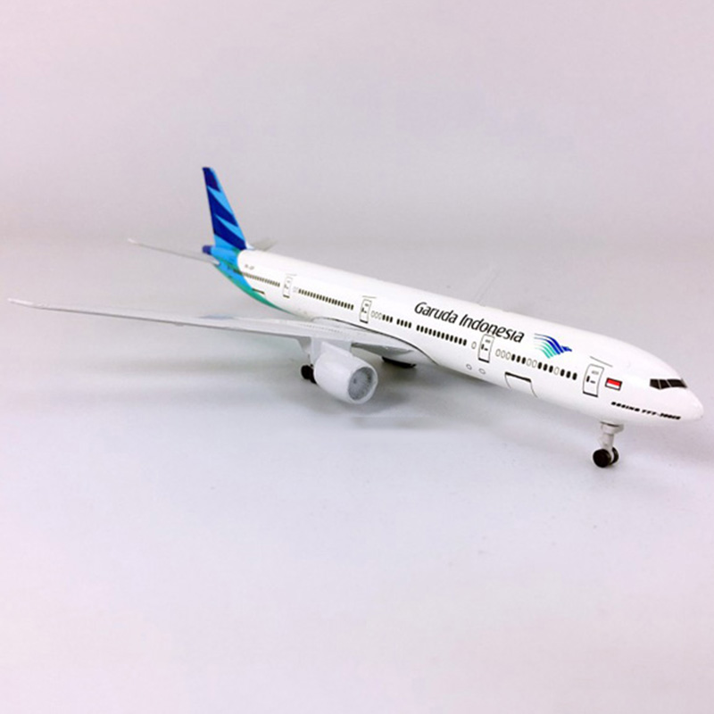 18CM 1:400 Boeing B777-300 model Garuda Indonesian Airlines alloy aircraft With wheels&base Diecast static plane collectibleGift