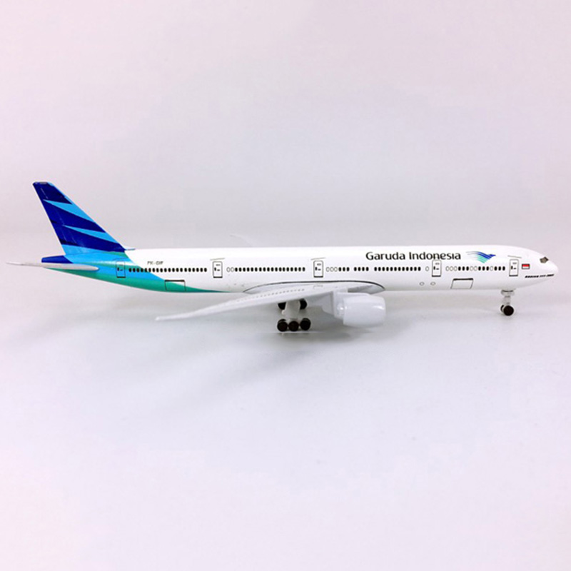 18CM 1:400 Boeing B777-300 model Garuda Indonesian Airlines alloy aircraft With wheels&base Diecast static plane collectibleGift