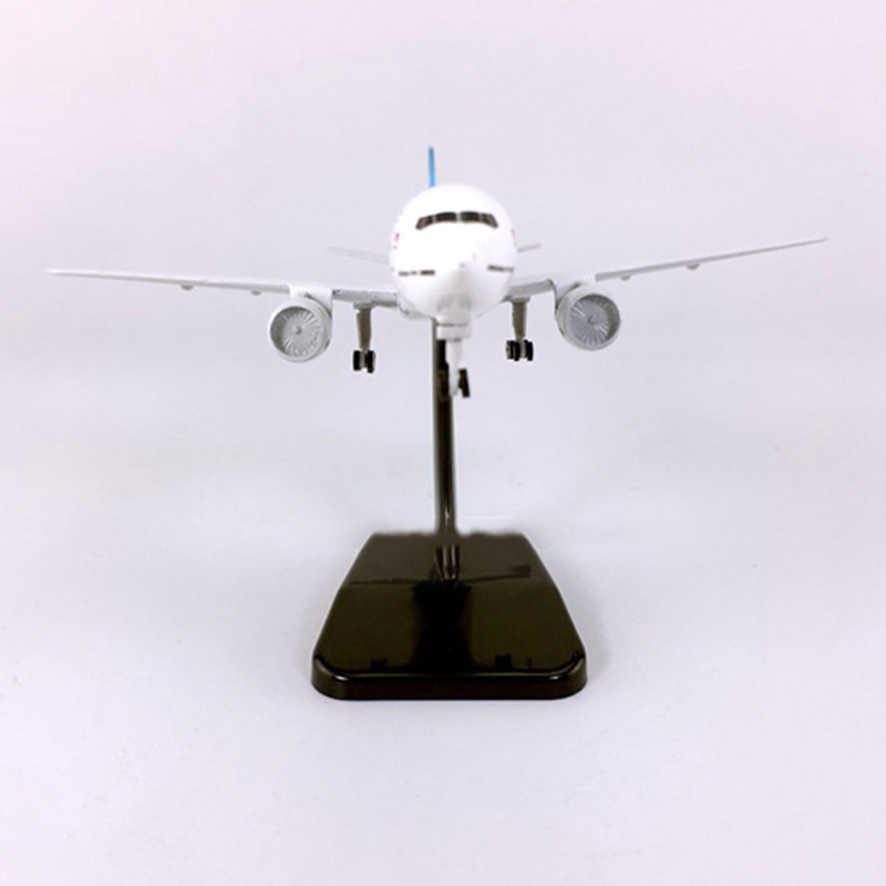 18CM 1:400 Boeing B777-300 model Garuda Indonesian Airlines alloy aircraft With wheels&base Diecast static plane collectibleGift