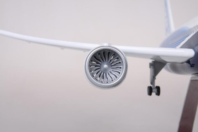 1/130 scale 47CM aircraft model Boeing 787 B787 Dreamliner passenger aircraft model with lights and wheels F collection display 1/130 scale 47CM aircraft model Boeing 787 B787 Dreamliner passenger aircraft model with lights and wheels F collection display