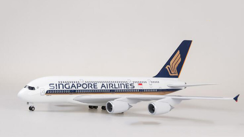 50.5CM Aircraft 1/160 Airbus A380 Alloy Airplane Singapore Airline Model Pedestal Light & Wheel Diecast Plastic Plane Collection