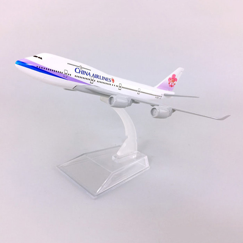16CM 1:400 airbus Boeing B747-400 model Aircraft China airlines landing gear with base alloy Diecast aircraft display Toys plane