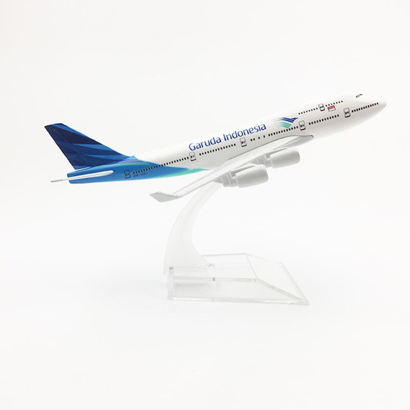 12CM 1:400 landing gear Aircraft Boeing B747-400 model simulation Garuda Indonesia Plane W base airbus alloy airplane displayToy 12CM 1:400 landing gear Aircraft Boeing B747-400 model simulation Garuda Indonesia Plane W base airbus alloy airplane displayToy
