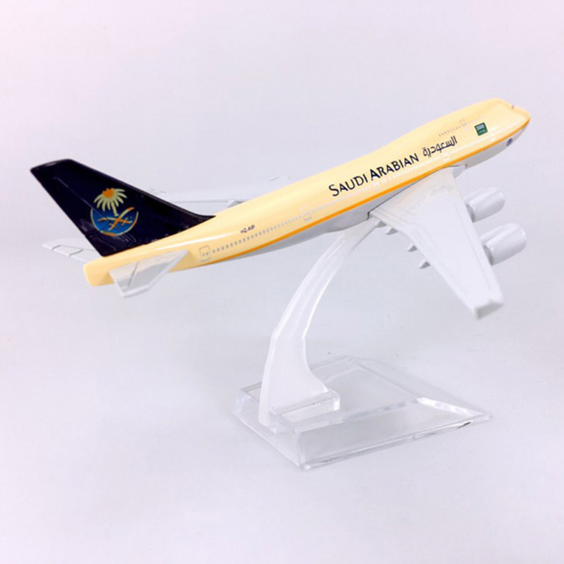 16CM Alloy Aircraft Model 1:400 airbus Boeing B747-400 SAUDI ARABIAN airlines with base metal airplane collectible display gift