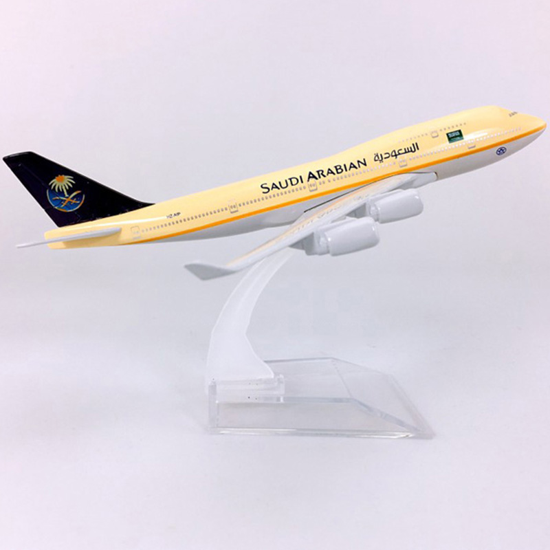 16CM Alloy Aircraft Model 1:400 airbus Boeing B747-400 SAUDI ARABIAN airlines with base metal airplane collectible display gift