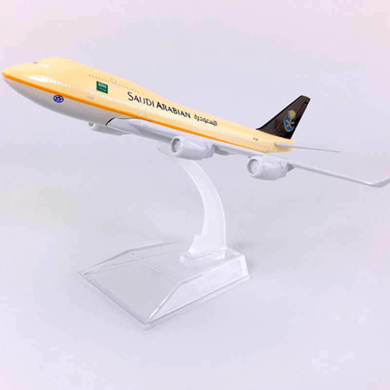 16CM Alloy Aircraft Model 1:400 airbus Boeing B747-400 SAUDI ARABIAN airlines with base metal airplane collectible display gift