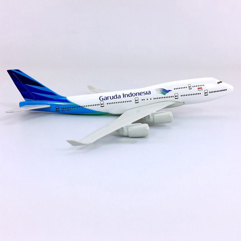 16CM Static Aircraft Model 1:400 airbus Boeing B747-400 airplane Garuda Indonesia airline W base metal Plane collectible display