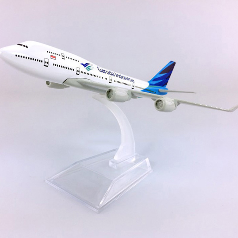 16CM Static Aircraft Model 1:400 airbus Boeing B747-400 airplane Garuda Indonesia airline W base metal Plane collectible display