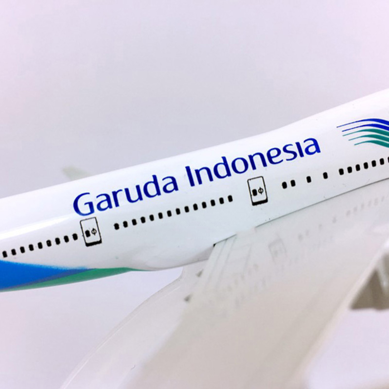 16CM Static Aircraft Model 1:400 airbus Boeing B747-400 airplane Garuda Indonesia airline W base metal Plane collectible display