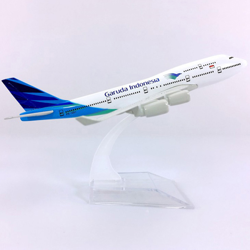 16CM Static Aircraft Model 1:400 airbus Boeing B747-400 airplane Garuda Indonesia airline W base metal Plane collectible display